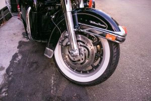 Gresham, OR - Motociclista gravemente herido en colisión con automóvil en NE Burnside Rd
